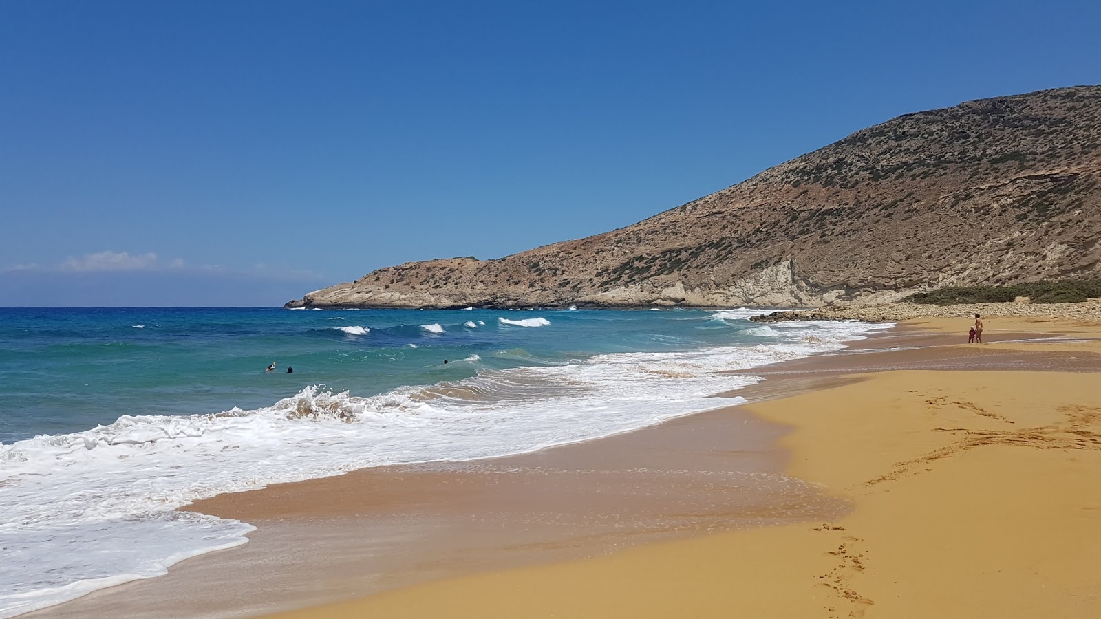 Foto van Potamos beach met turquoise puur water oppervlakte