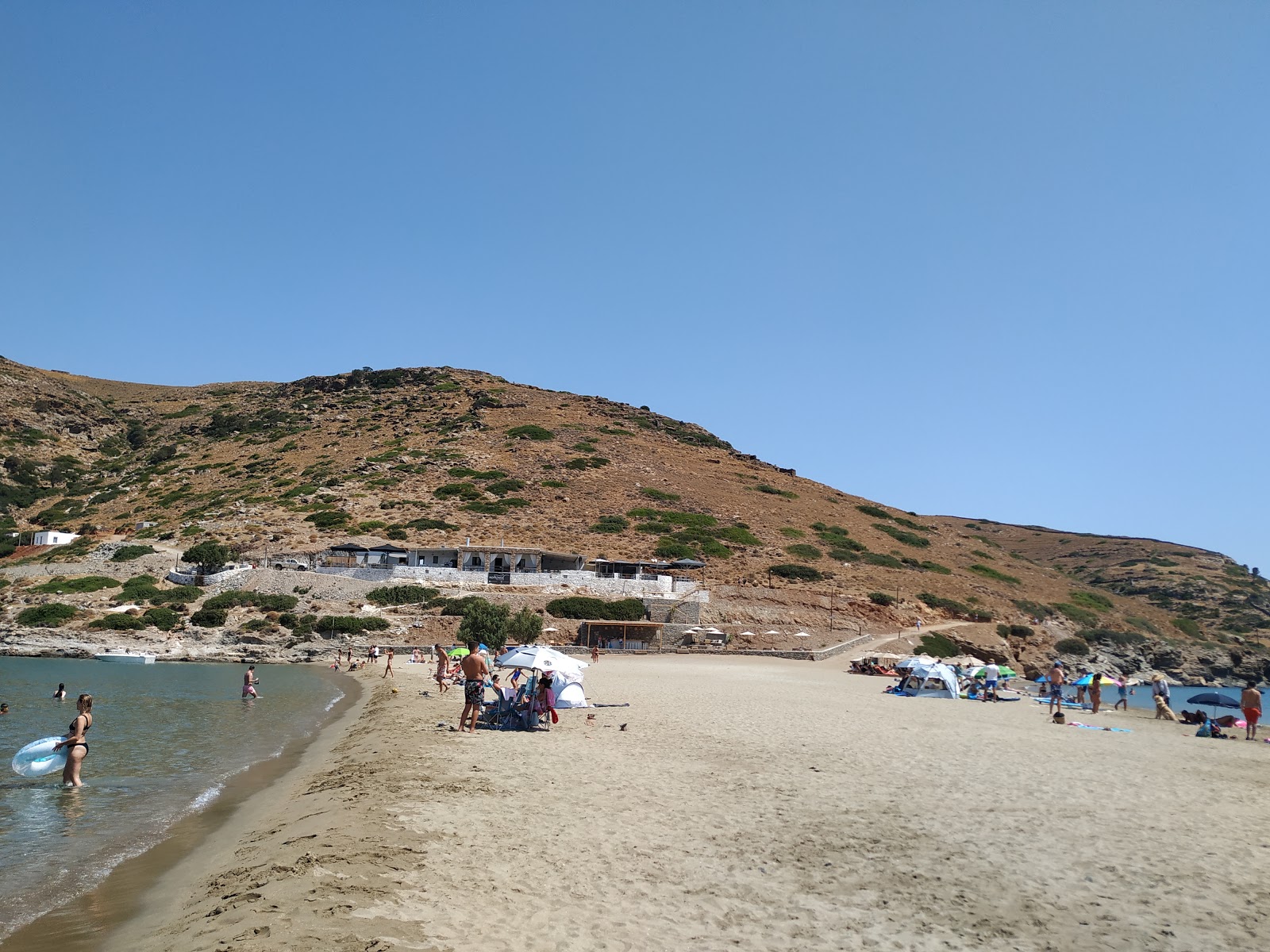 Foto von Kolona beach von Klippen umgeben