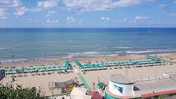 Photo de Lavinio beach avec rivage droit, long