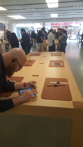 Computer Store «Apple La Cantera», reviews and photos, 15900 La Cantera Pkwy, San Antonio, TX 78256, USA