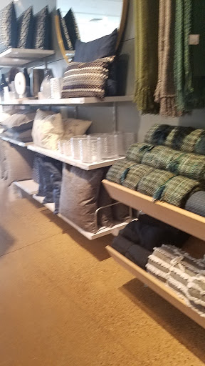 Furniture Store «Crate and Barrel», reviews and photos, 2800 Clarendon Blvd, Arlington, VA 22201, USA