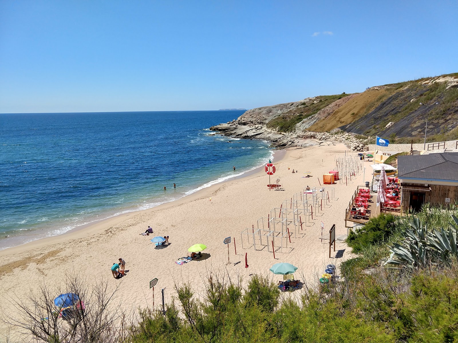 Foto von Praia de Sao Bernardino mit feiner beiger sand Oberfläche