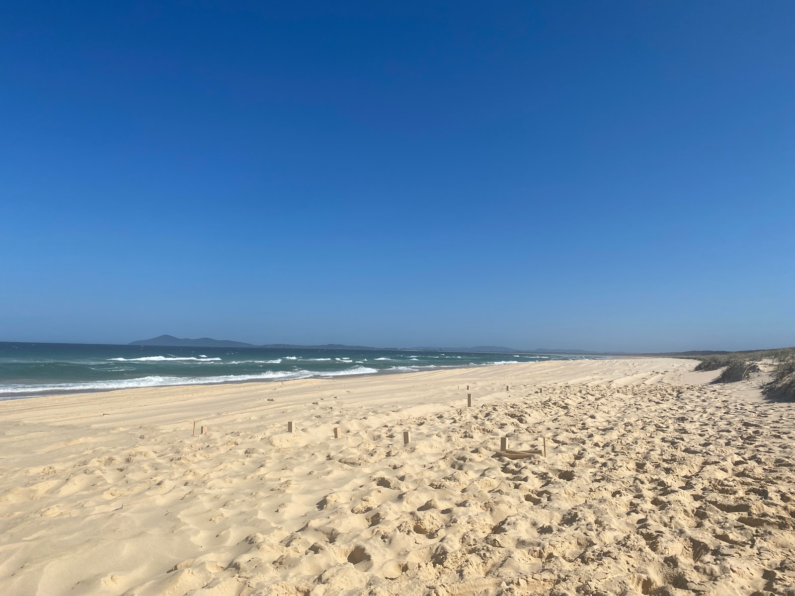Foto de Nine Mile Beach com areia fina e brilhante superfície