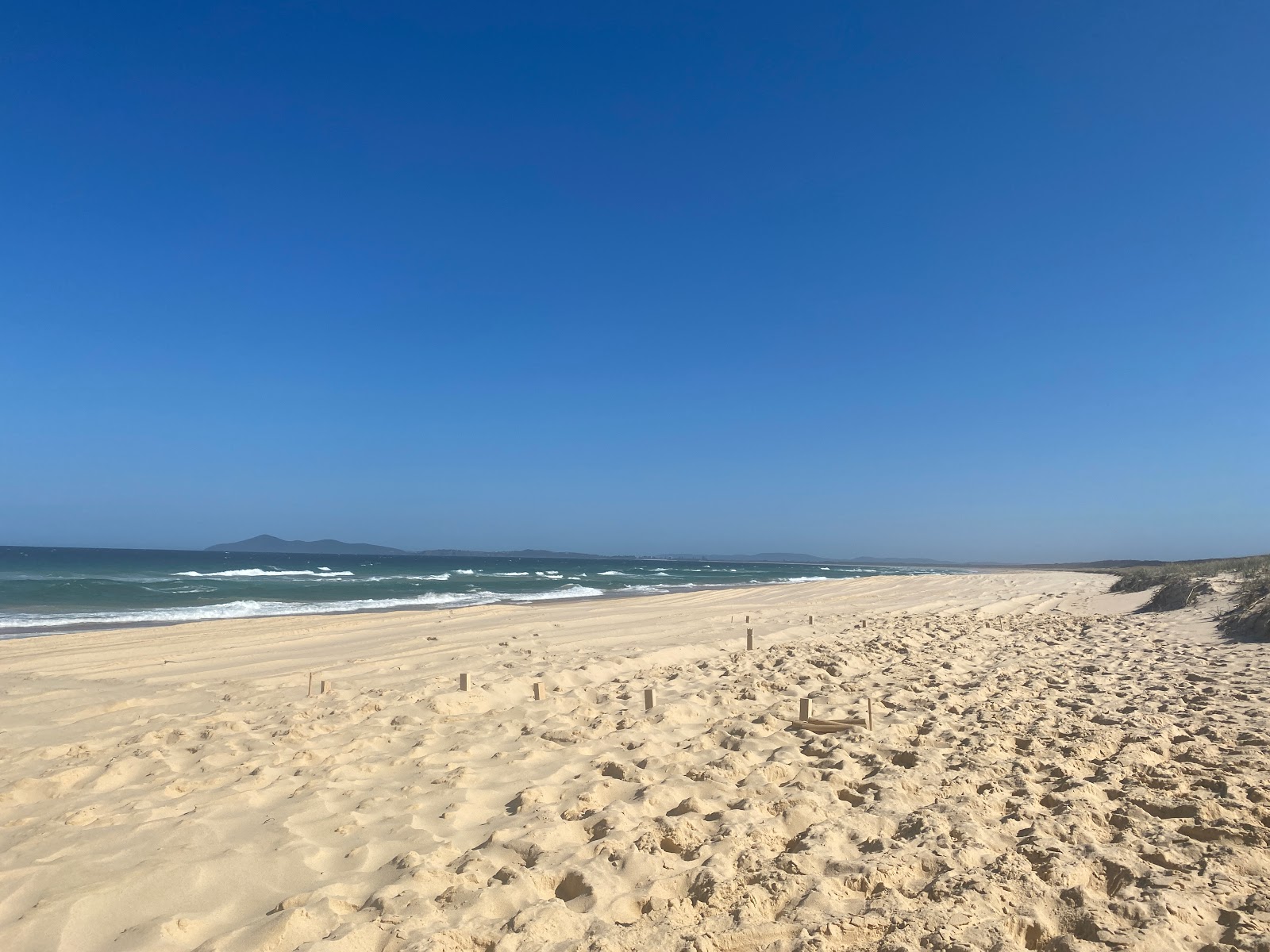 Fotografie cu Nine Mile Beach cu o suprafață de nisip beige fin