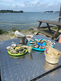 Plats et boissons du Bar-restaurant à huîtres Les Viviers du Logeo dégustation d'huitres naturels et vente a emporter à Sarzeau - n°2