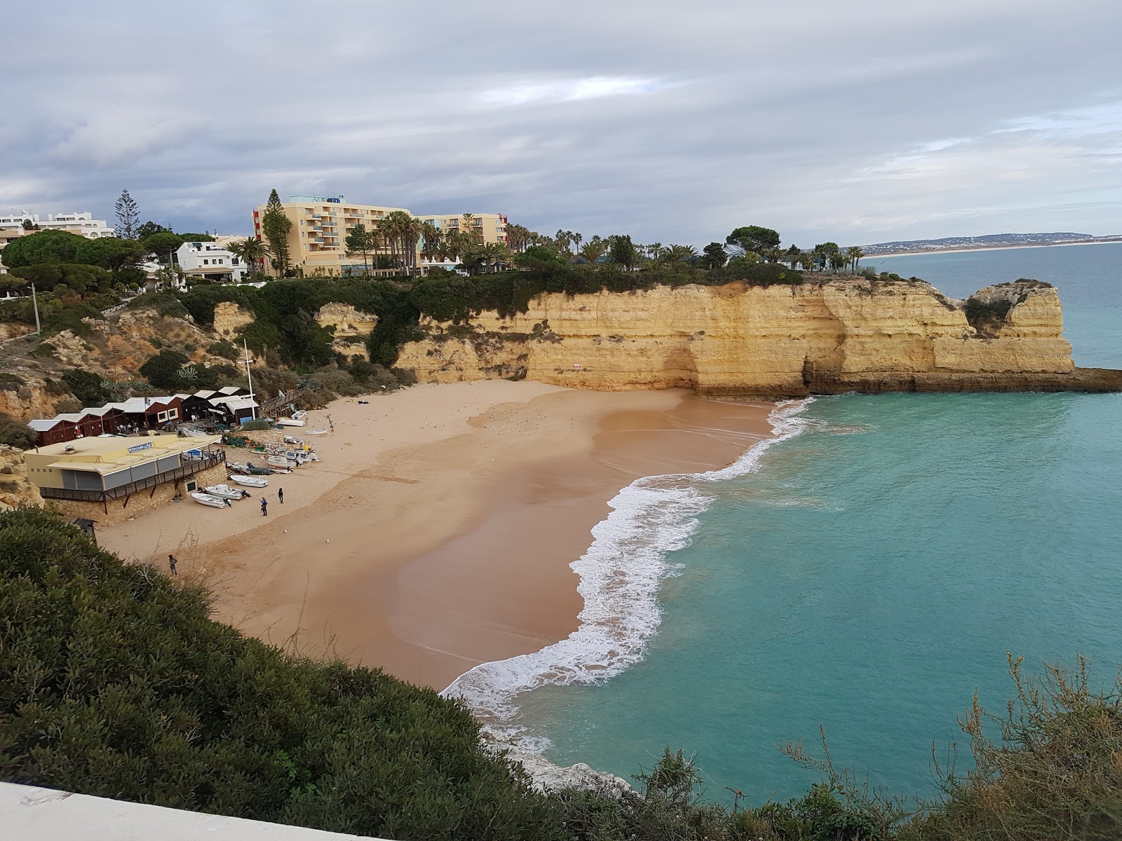 Foto de Playa de Nuestra Señora de la Roca con arena fina oscura superficie