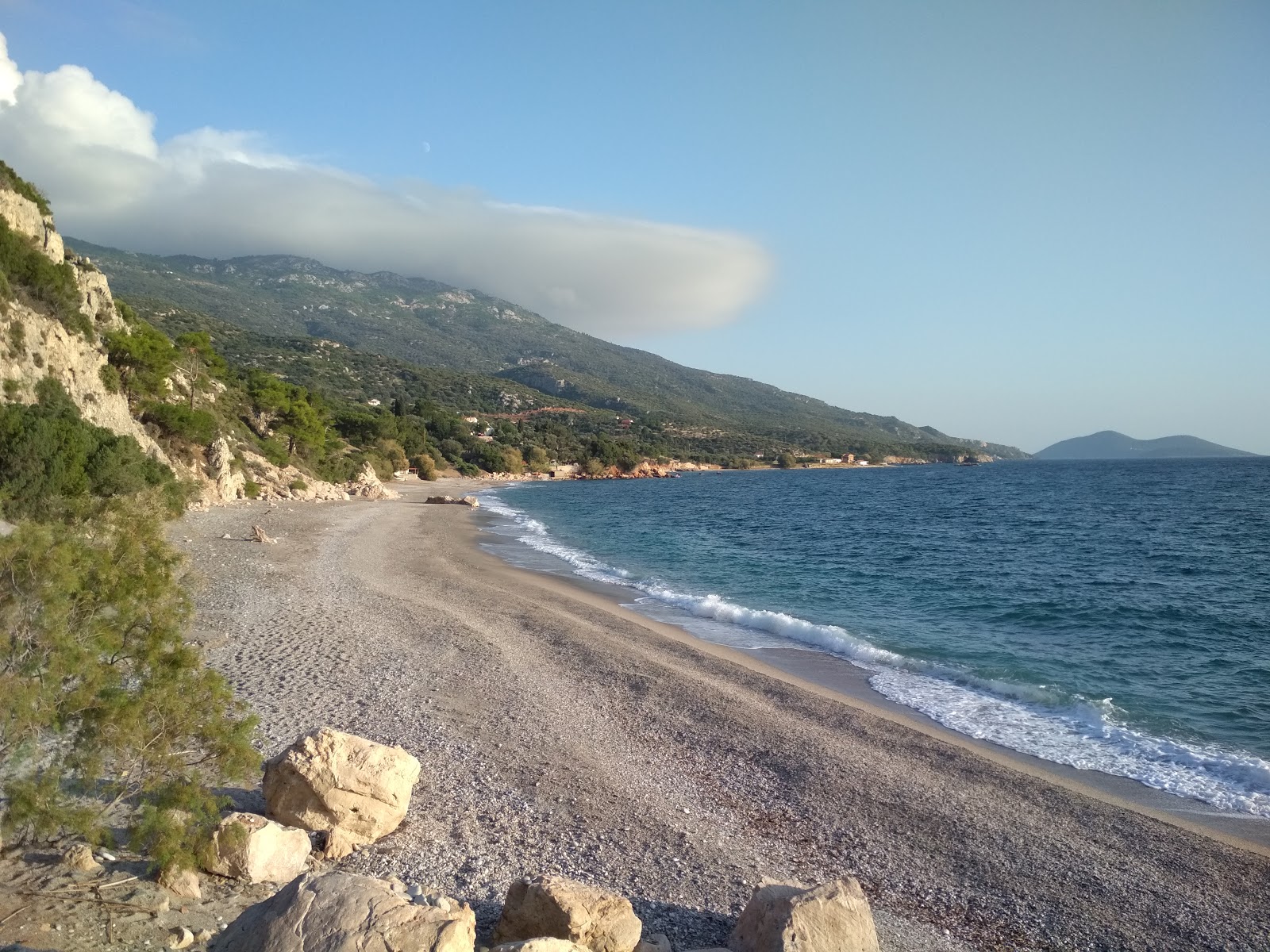 Foto de Perri beach Samos con arena fina y guijarros superficie