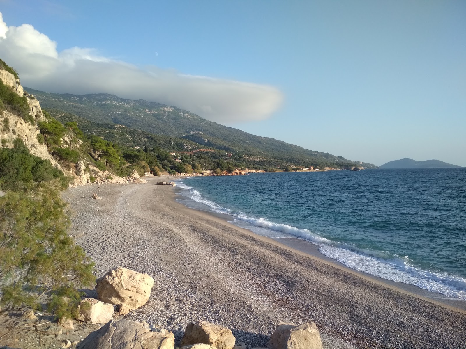 Foto di Perri beach Samos con una superficie del sabbia beige e ciottoli