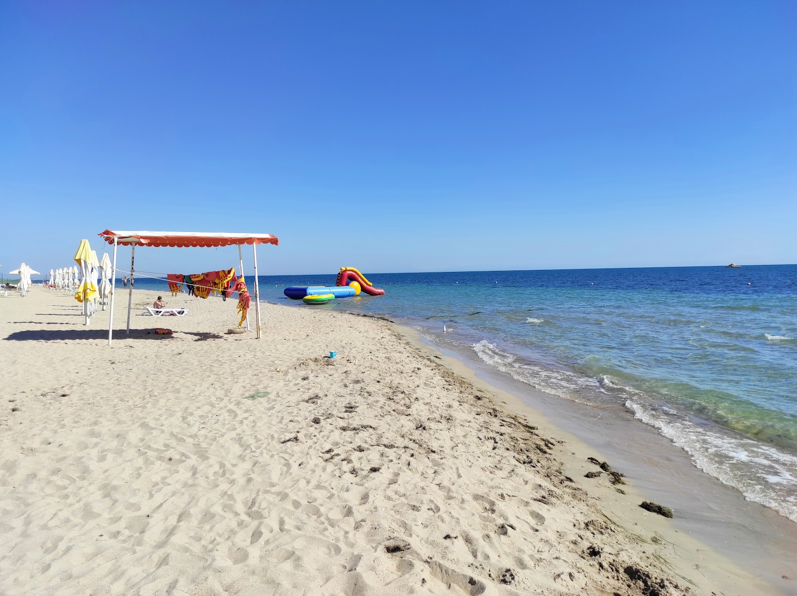 Tok Evpatoria beach的照片 带有明亮的细沙表面