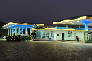 Bharat Petroleum and CNG gas station image