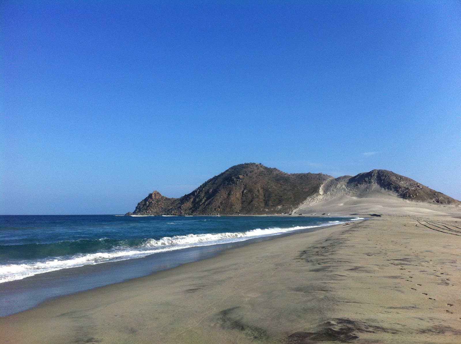 Valokuva Las Escolleras beachista. puhtaustasolla korkea