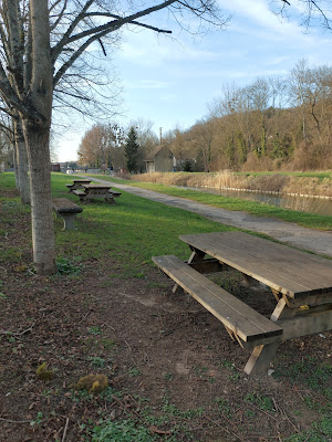 Tables de pique-nique - Canal du Loing à Moret-Loing-et-Orvanne
