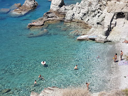Foto di Ambeli beach sorretto da scogliere