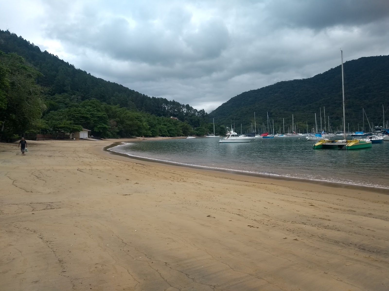 Foto van Praia da Ribeira ondersteund door kliffen