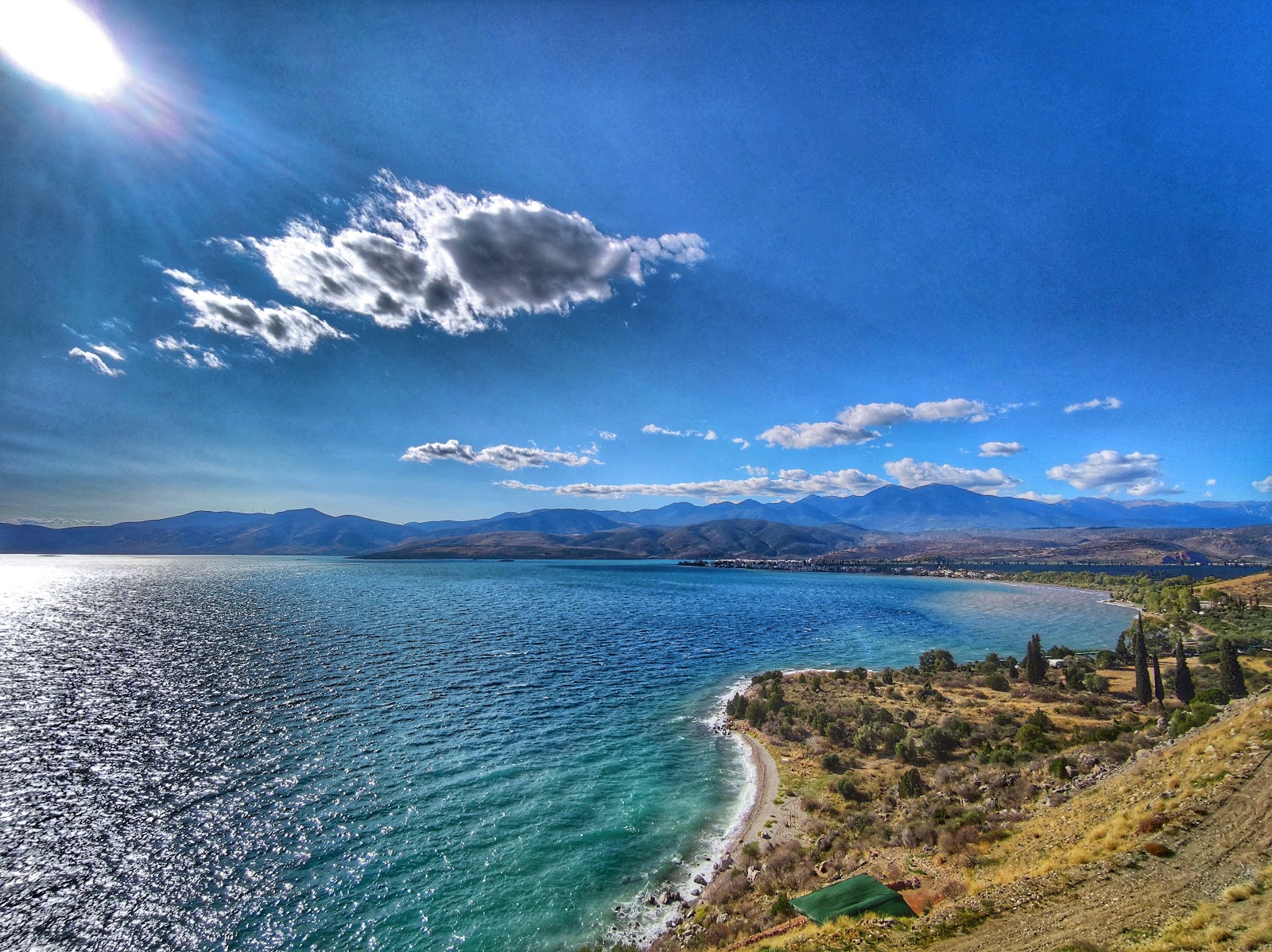 Foto di Vrachakia nat. beach con micro baia