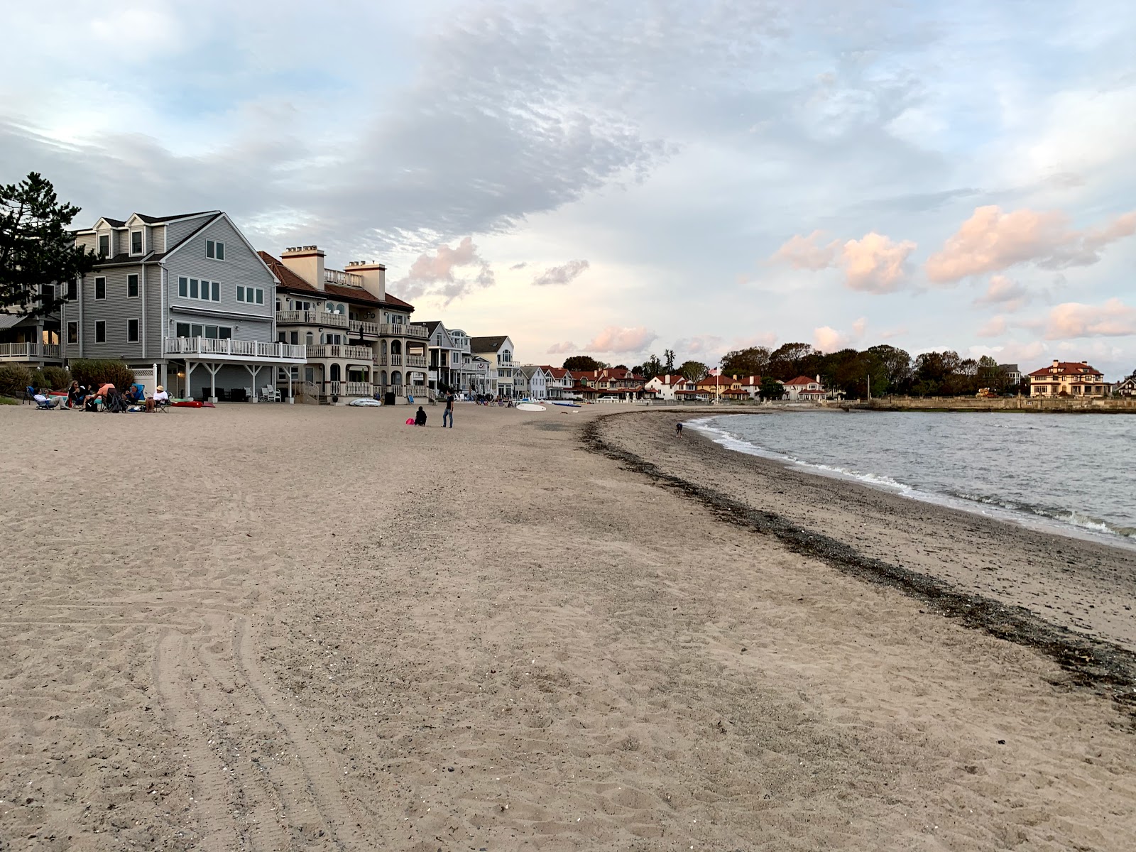 Foto de Burwells Beach com areia cinza superfície