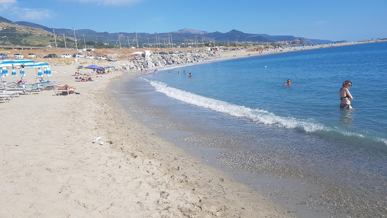 Foto di Palm beach con una superficie del acqua blu