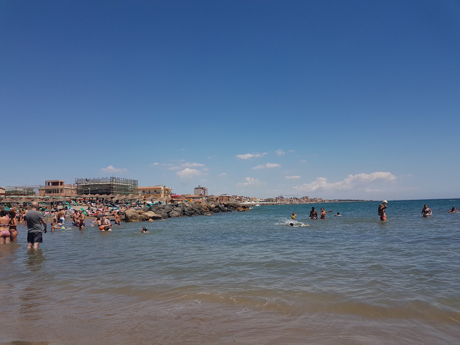 Photo de Torre Flavia Beach - recommandé pour les voyageurs en famille avec des enfants