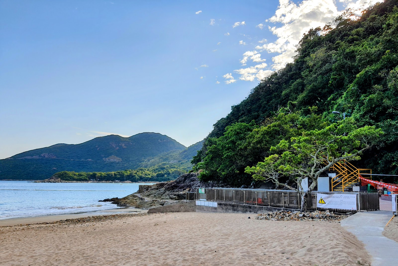 Foto de Clear Water Bay Beach - lugar popular entre os apreciadores de relaxamento