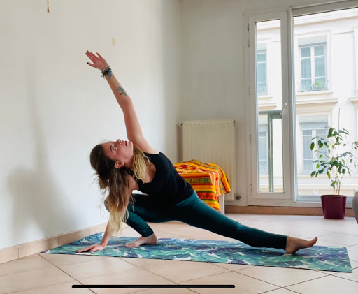 Emi Yoga - Cours de yoga en ligne collectif et individuel - Bien-être - Respiration - Relaxation - Connaissance de soi