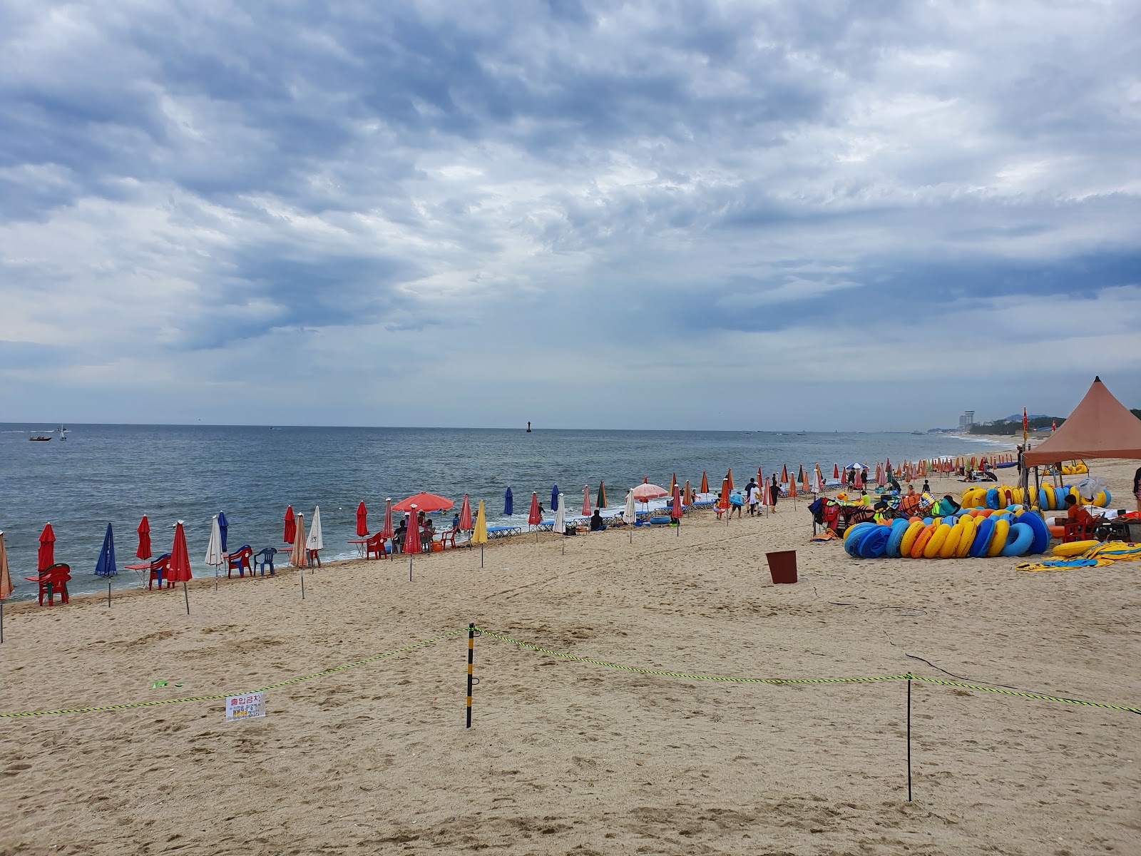 Fotografie cu Sacheon Beach - locul popular printre cunoscătorii de relaxare