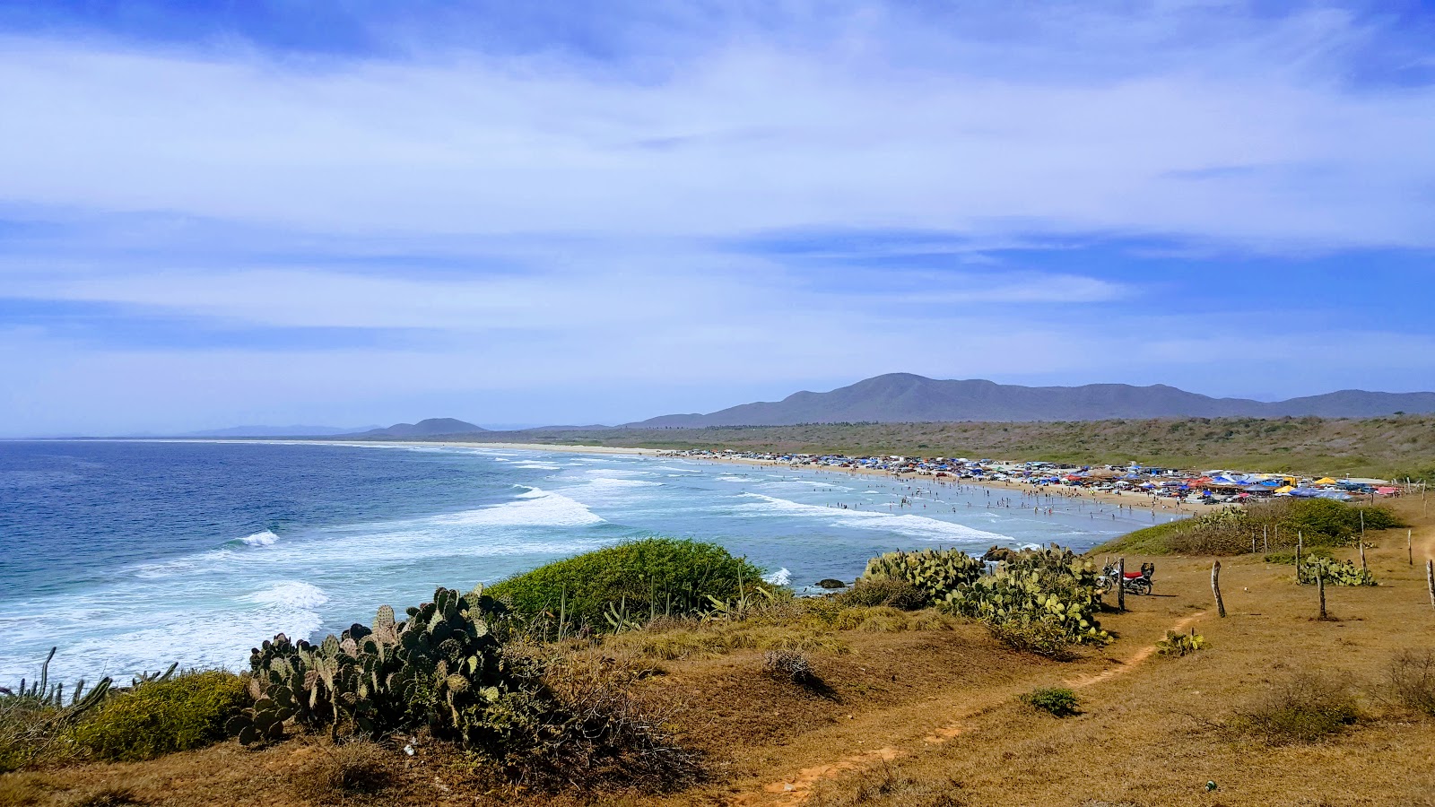 Penitas beach'in fotoğrafı uçurumlarla desteklenmiş