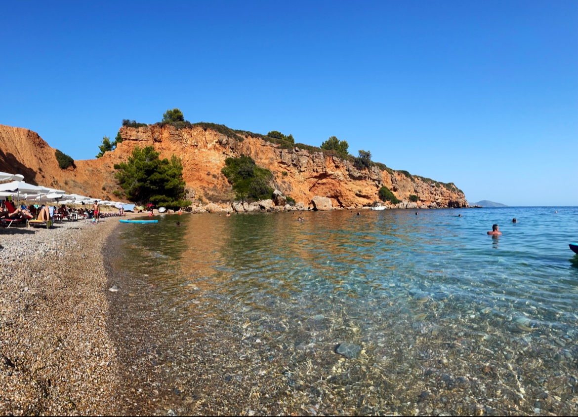 Foto von Kokkinokastro beach mit schwarzer sand & kiesel Oberfläche