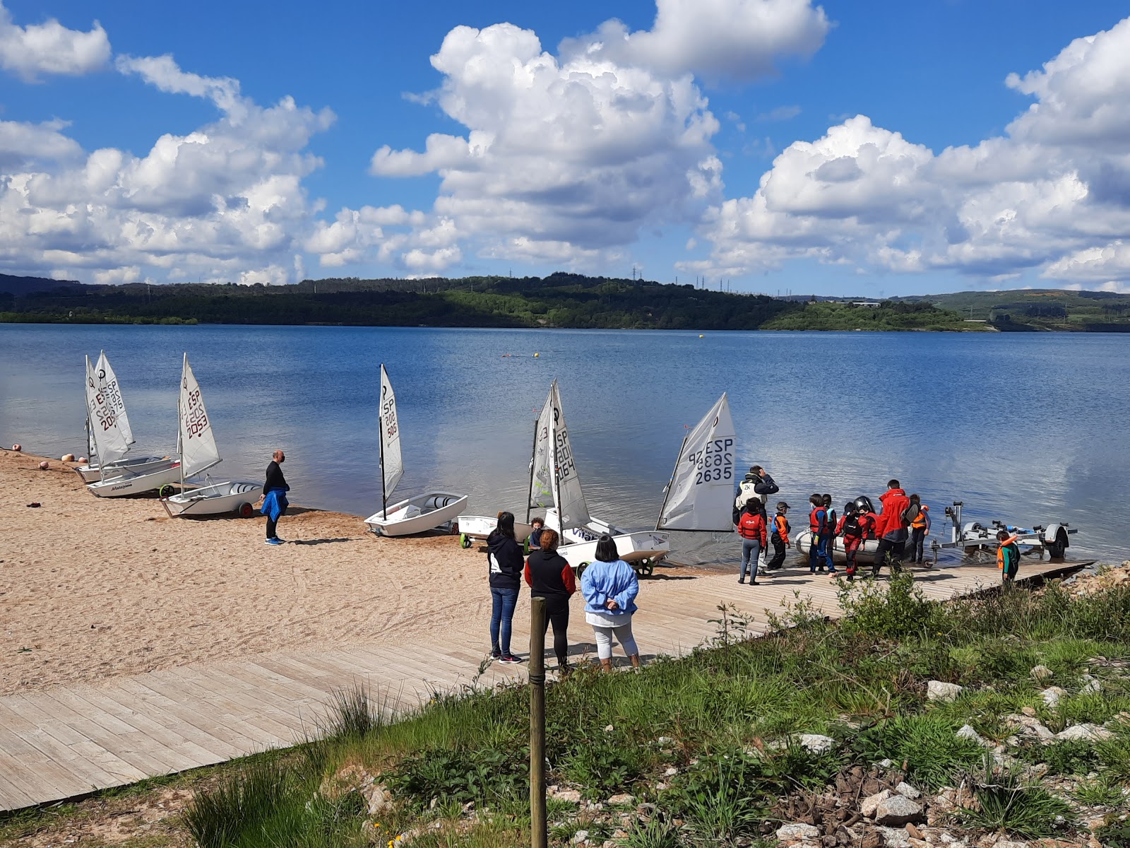 Foto de Playa Del Lago De As Pontes - lugar popular entre os apreciadores de relaxamento