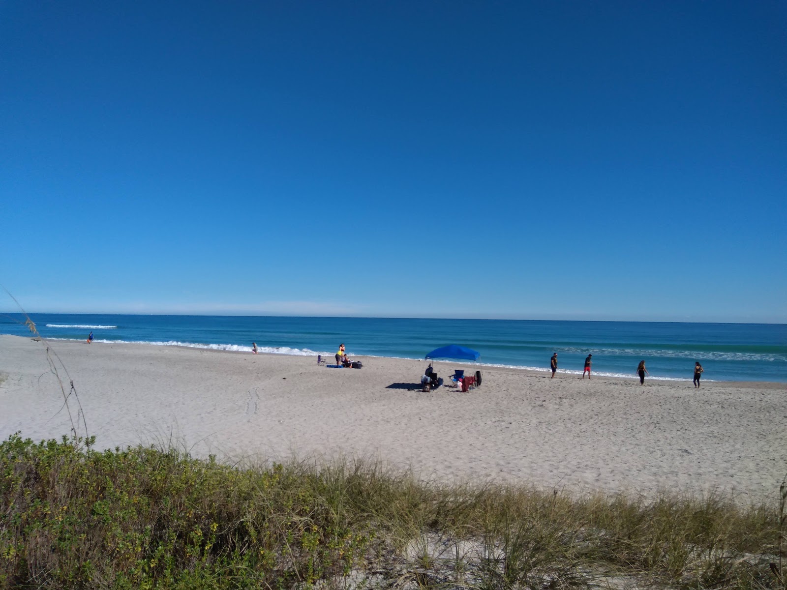 Valokuva Ocean Ave beachista. pinnalla kirkas hiekka:n kanssa