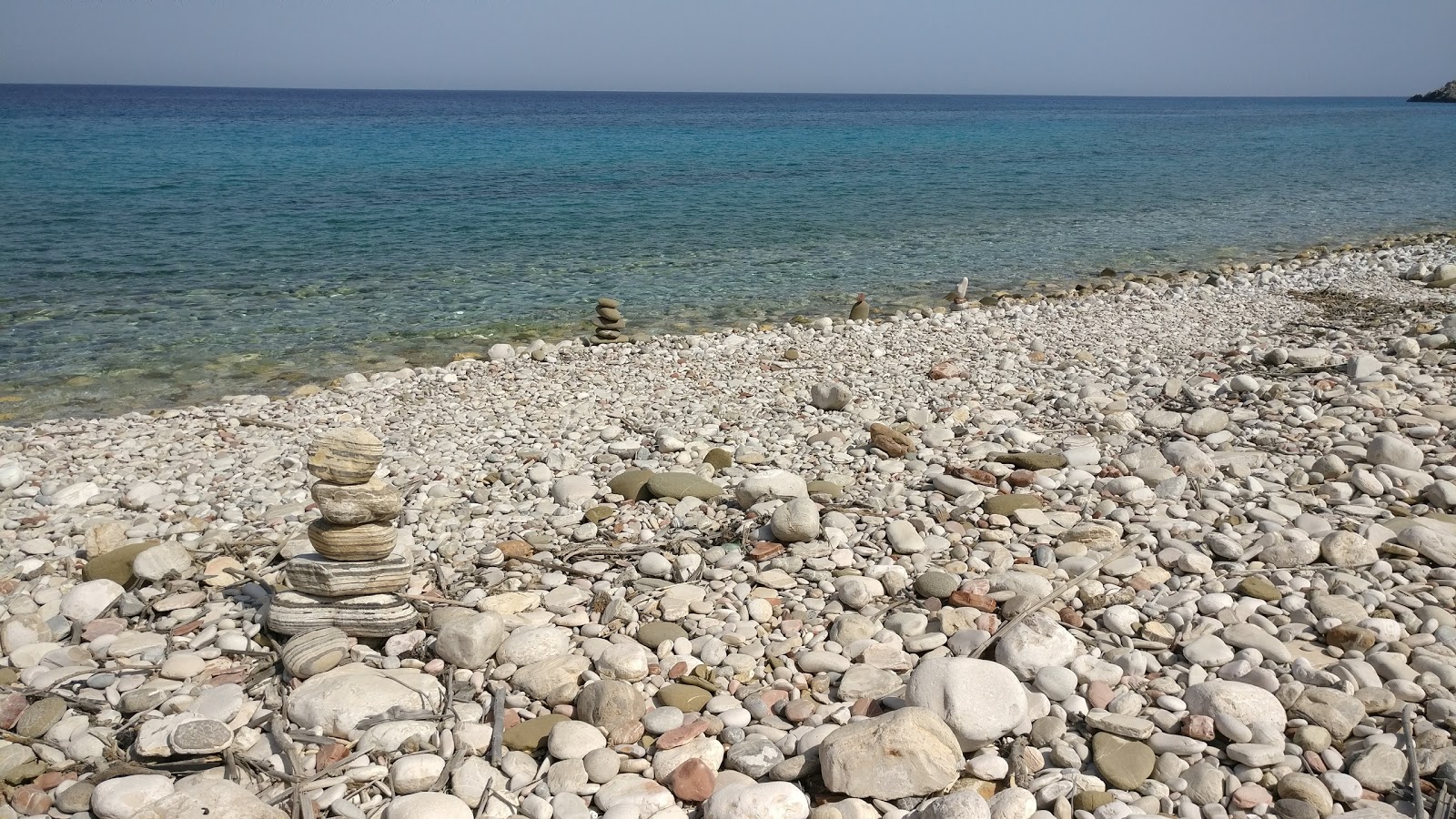 Lakoudi Beach'in fotoğrafı dağlarla çevrili
