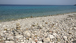 Lakoudi Beach'in fotoğrafı dağlarla çevrili