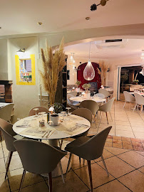 Atmosphère du Restaurant de spécialités provençales L'Amirauté - Bar - Restaurant Saintes-Maries-de-la-Mer - n°1