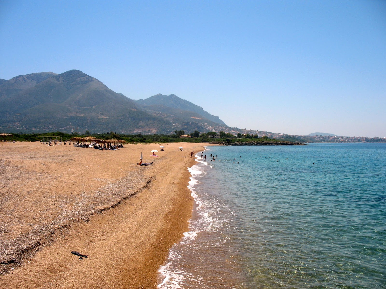 Photo de Sani beach avec sable brun de surface