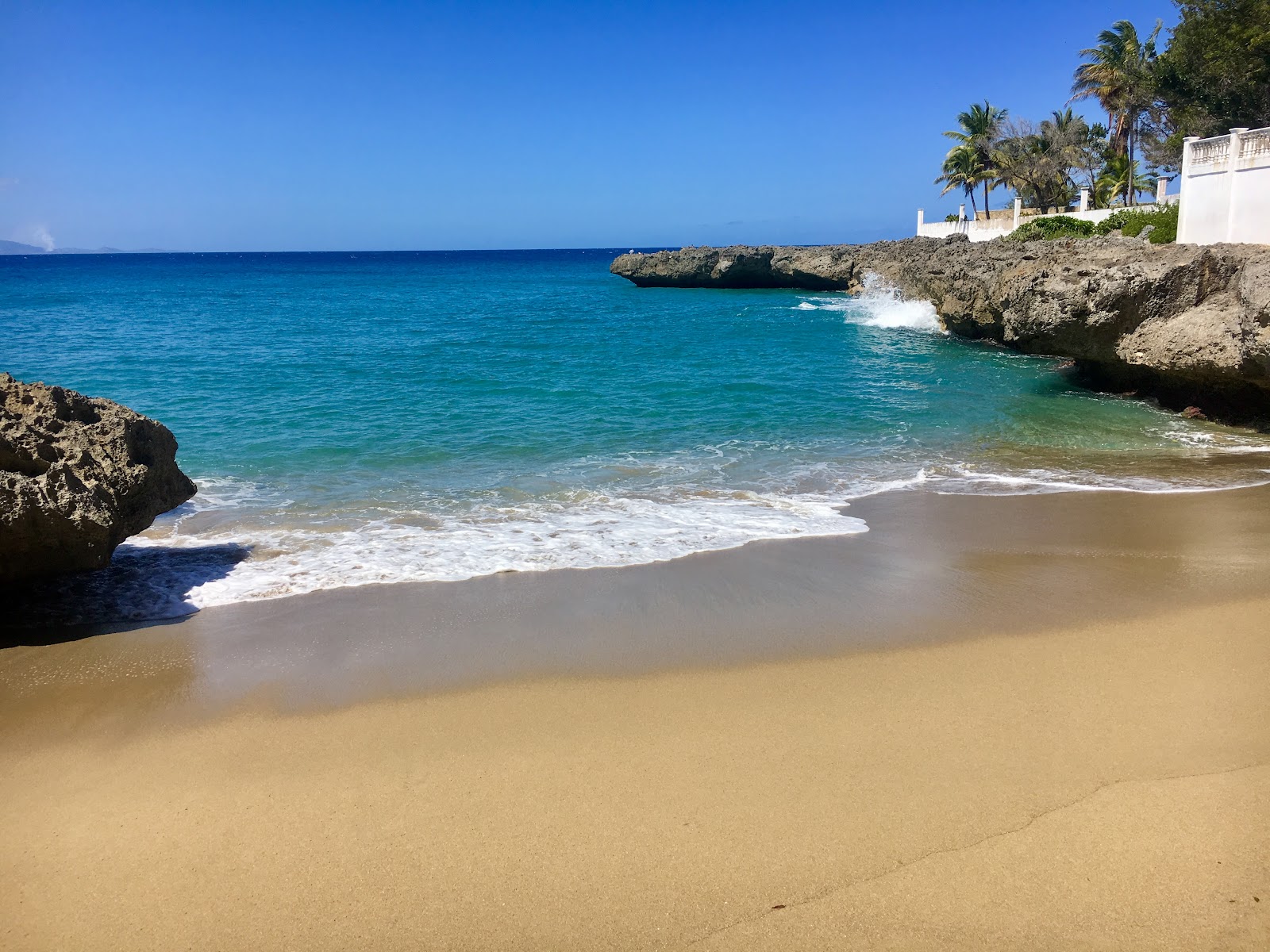 Foto van Playa Chiquita met helder fijn zand oppervlakte