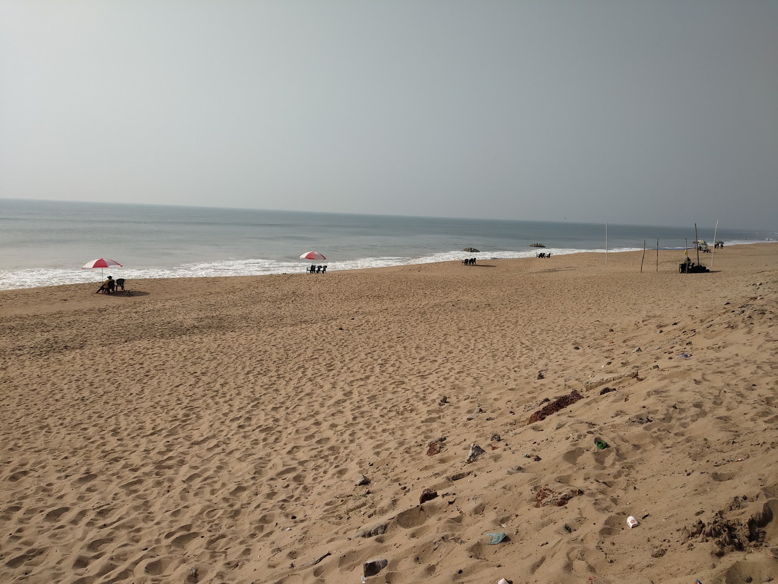 Zdjęcie Muhana Beach z powierzchnią beżowy piasek