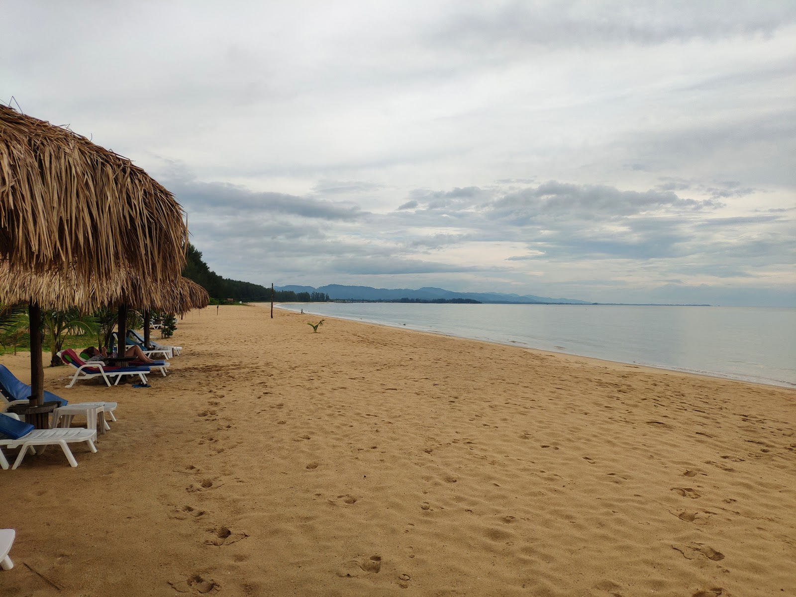 Foto de Kho Khao Beach con recta y larga