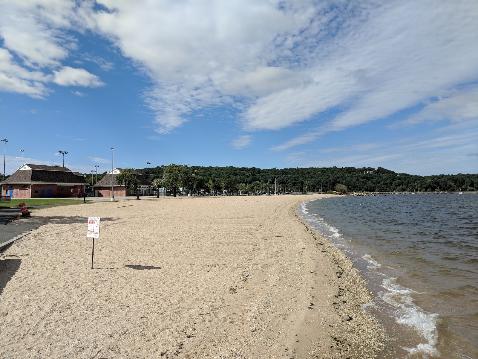 Photo de Roosevelt Beach avec sable clair avec caillou de surface