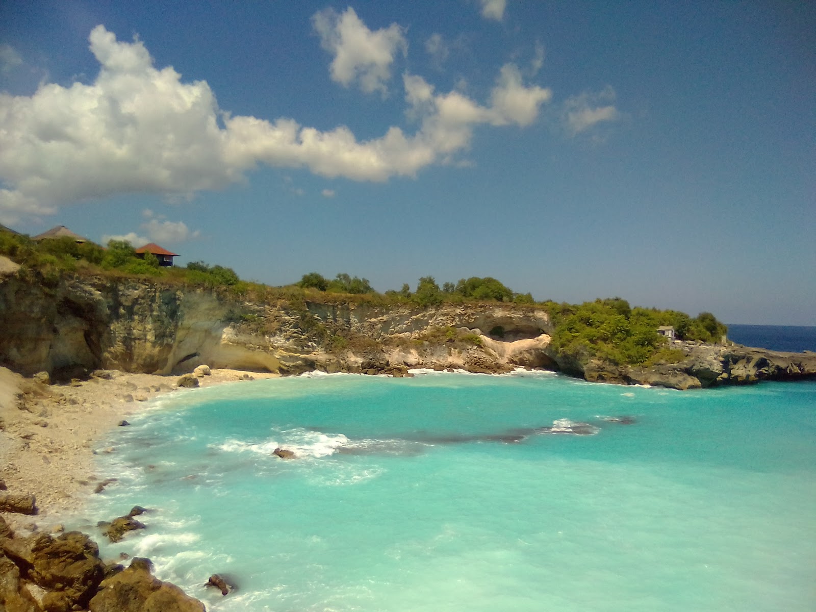 Fotografie cu Blue Lagoon Nusa Ceningan cu o suprafață de nisip strălucitor și pietre