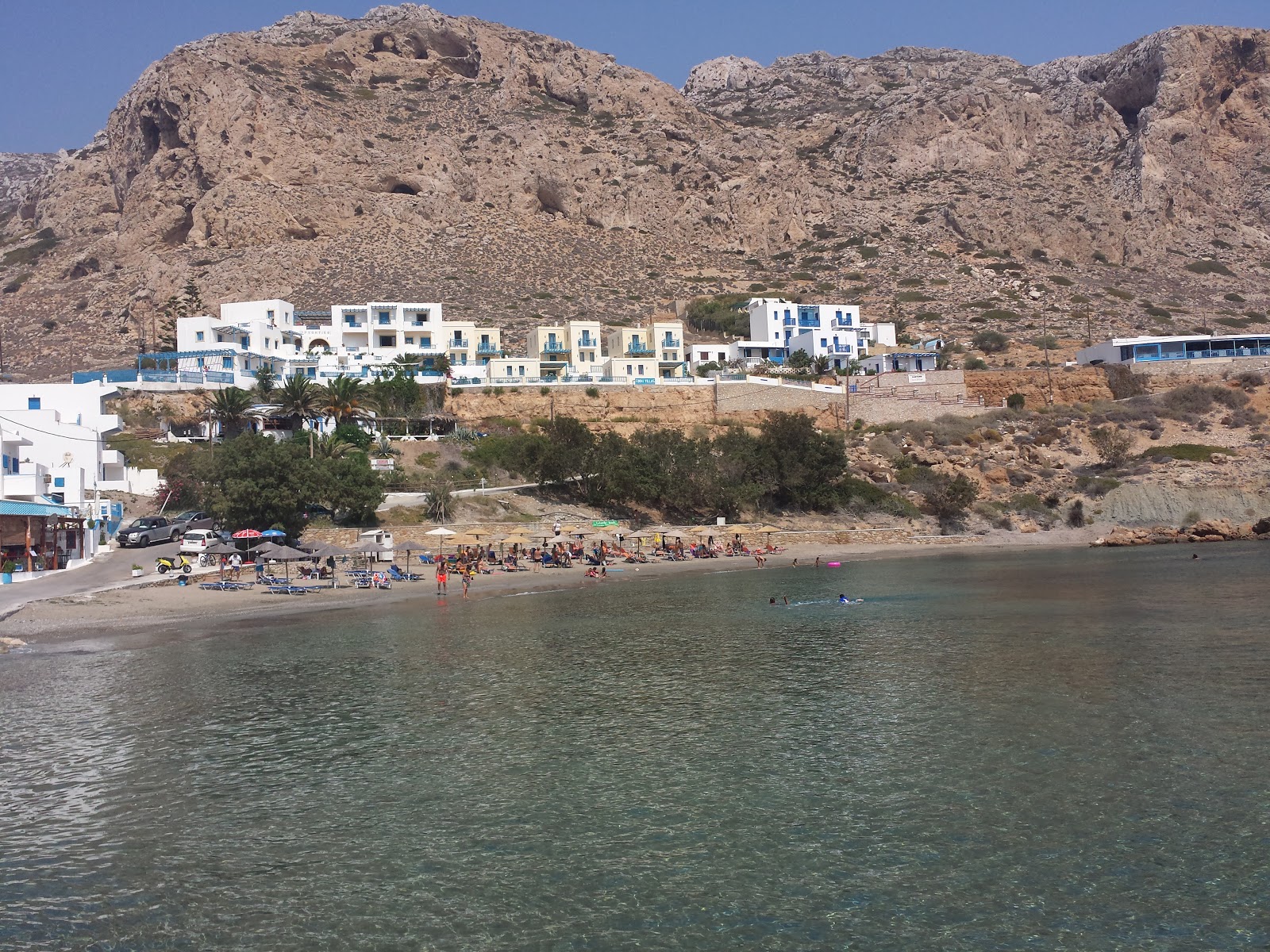 Foto von Finiki beach und die siedlung