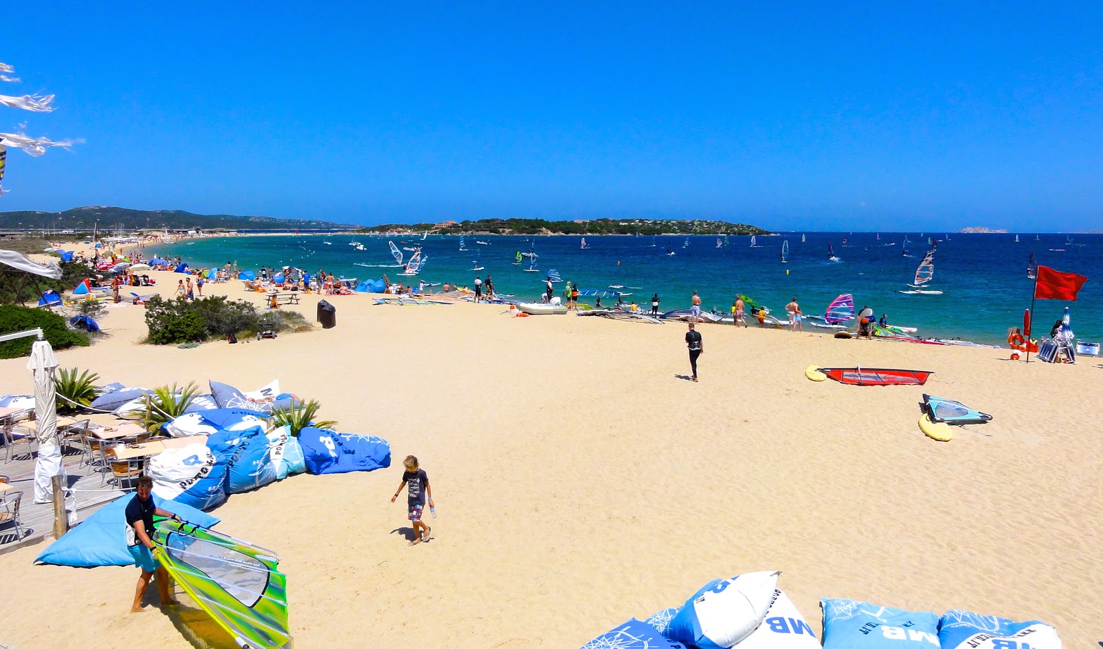 Foto van Spiaggia di Porto Pollo met bruin zand oppervlakte