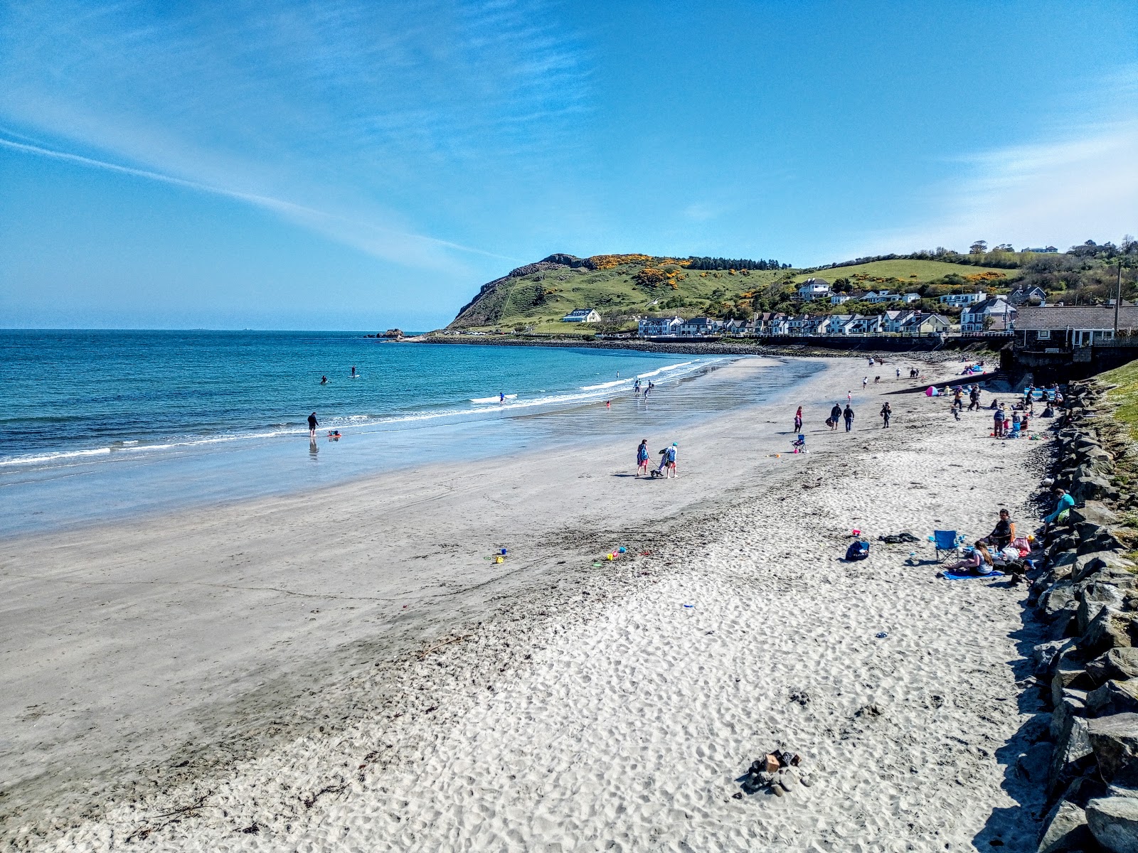 Foto von Ballygally Beach mit beiger sand Oberfläche