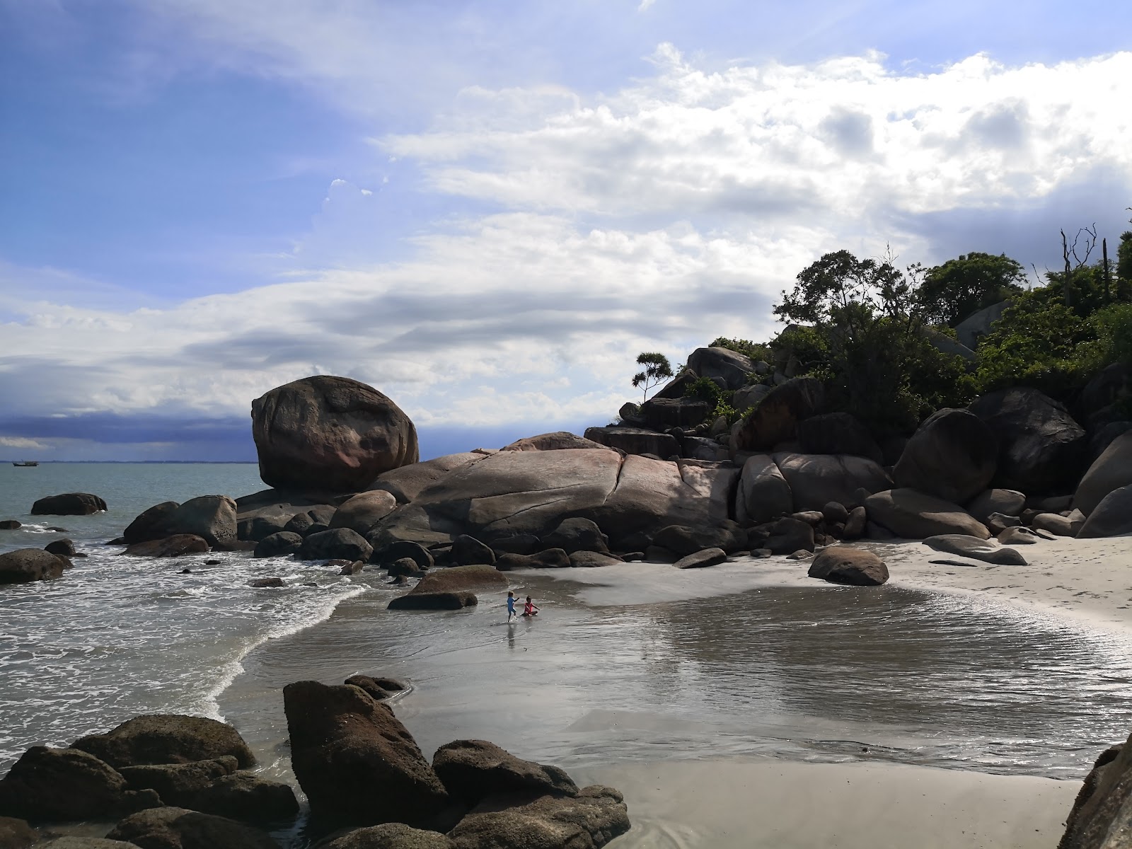 Foto von Tanjung Tembeling Beach mit beiger sand Oberfläche