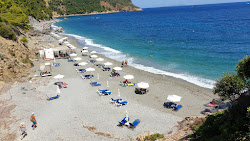 Foto von Velanio beach umgeben von Bergen
