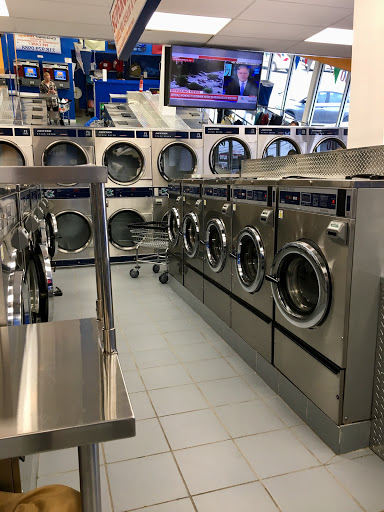 Laundromat «SUPERCLEAN Laundromat DryCleaner Superstore 24hrs», reviews and photos, 2435 Hylan Blvd, Staten Island, NY 10306, USA