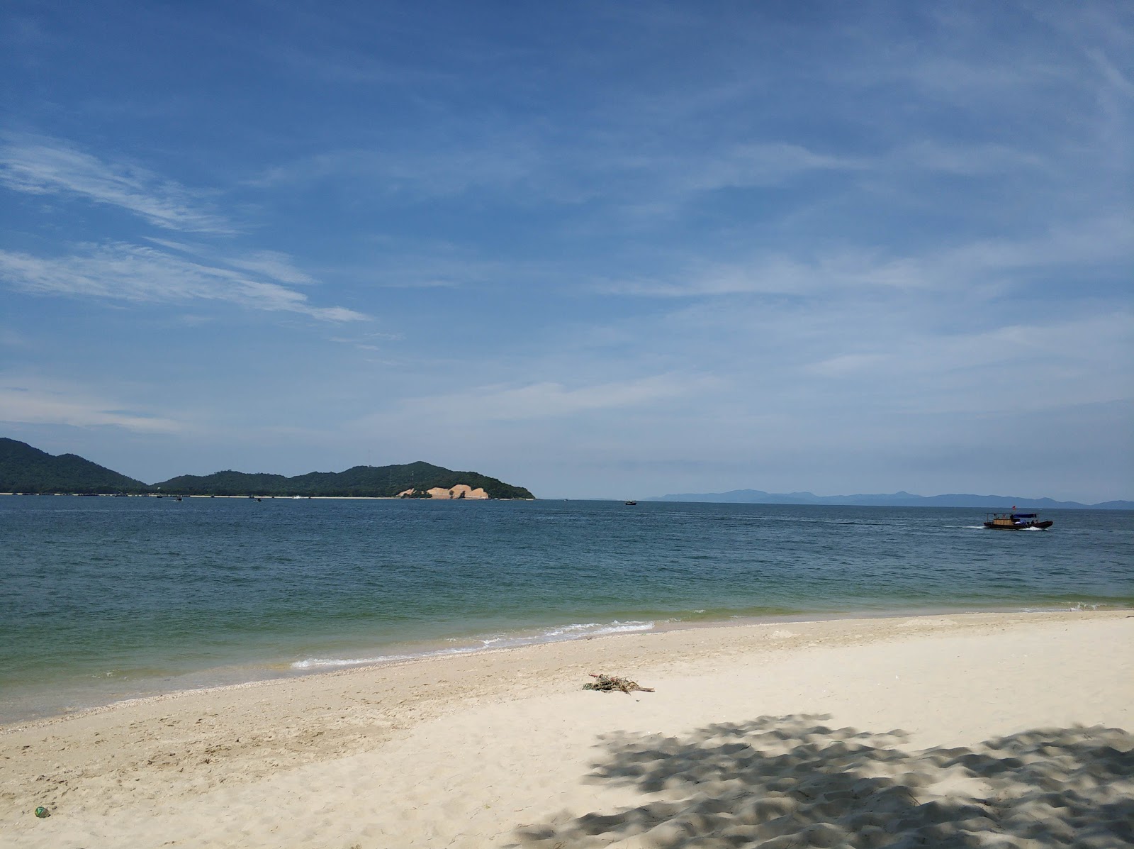 Koto Kon Beach'in fotoğrafı geniş plaj ile birlikte