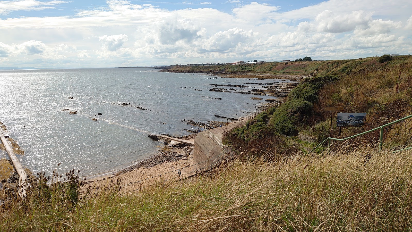 Valokuva Pittenweem Tidal Pool Beachista. pinnalla turkoosi puhdas vesi:n kanssa