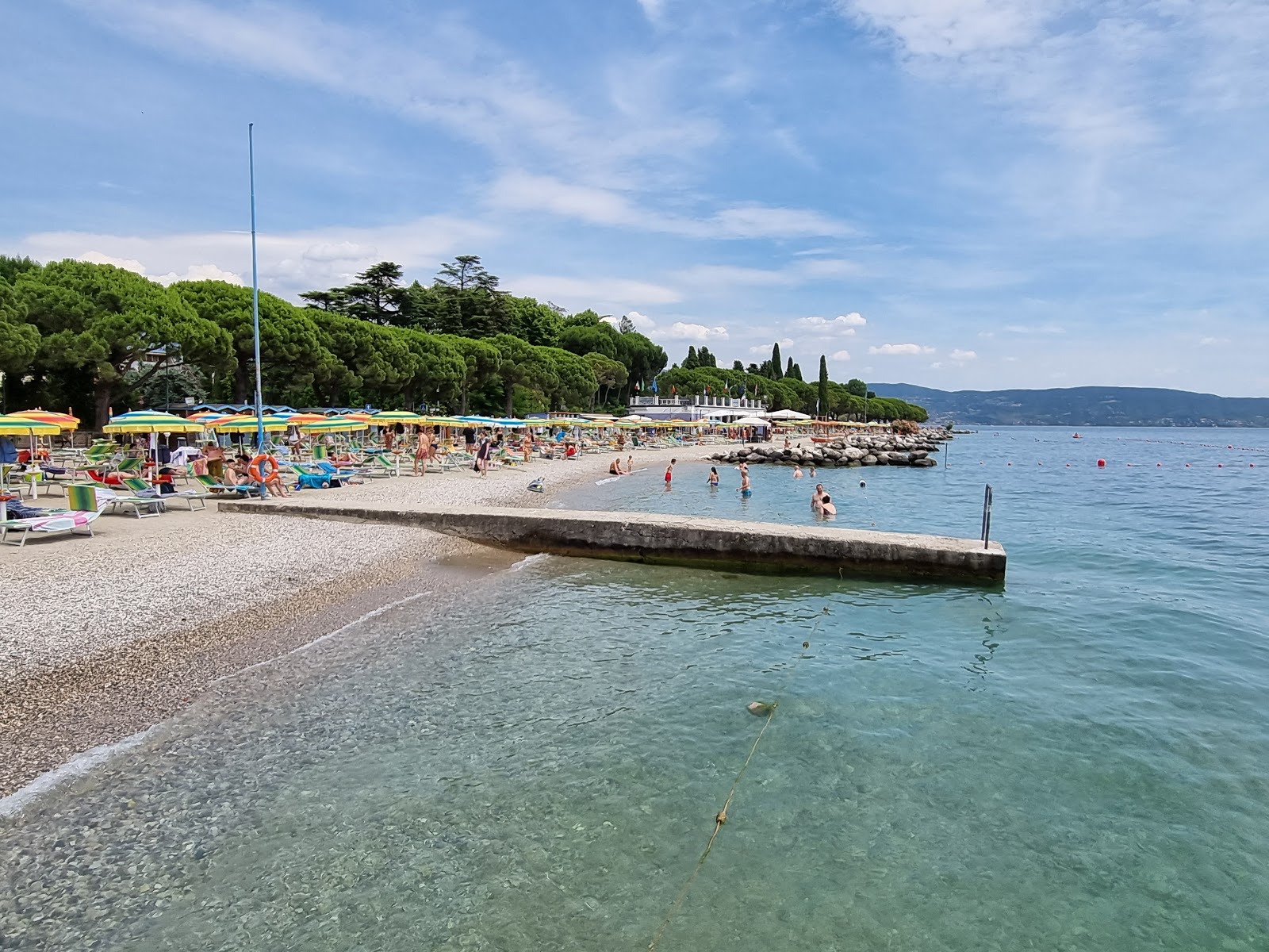 Fotografija Spiaggia Lido Azzurro z sivi fini kamenček površino