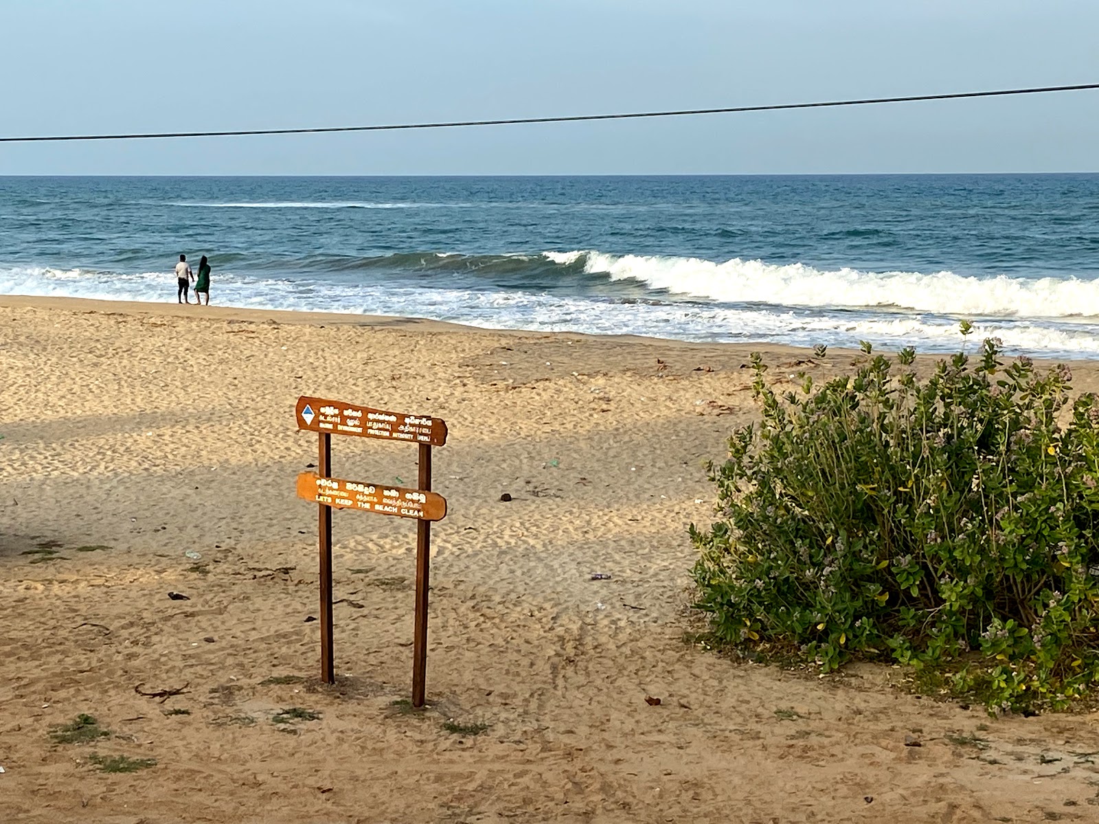 Fotografie cu Akkarapaththu beach cu o suprafață de apa turcoaz