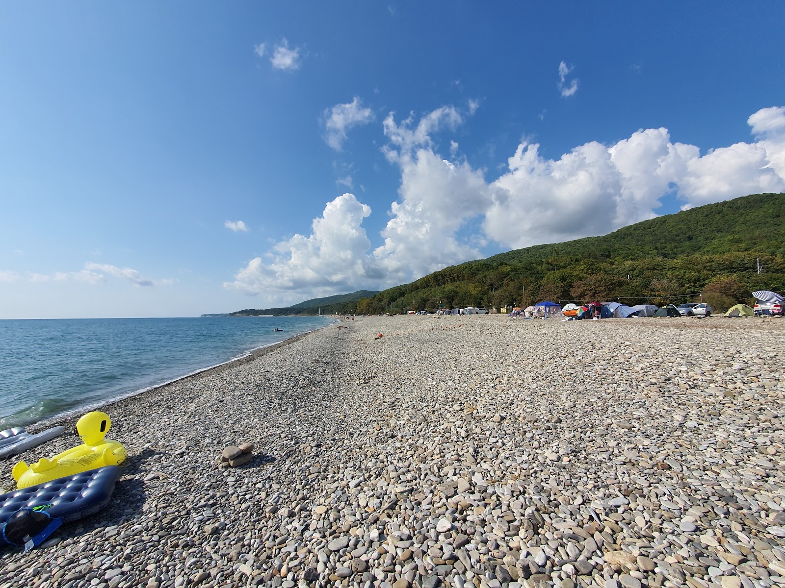 Zdjęcie Ashe beach z powierzchnią szary kamyk