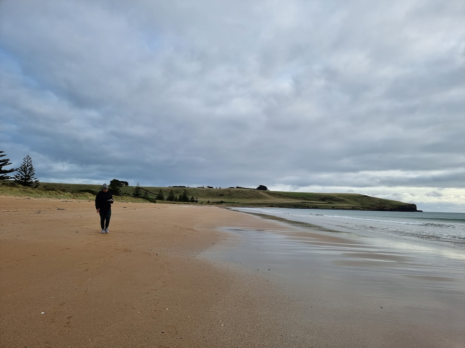 Foto de Godfreys Beach com areia bege superfície